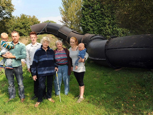 英国家庭后院建造40米超级滑水道