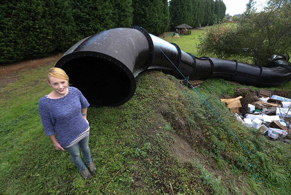 英国家庭后院建造40米超级滑水道