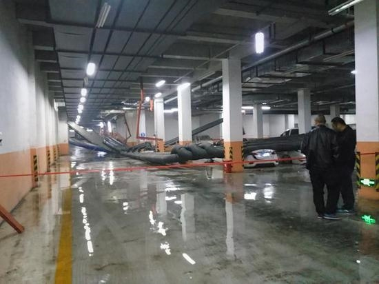 万科郑州小区暖气管道脱落 多辆私家车被砸