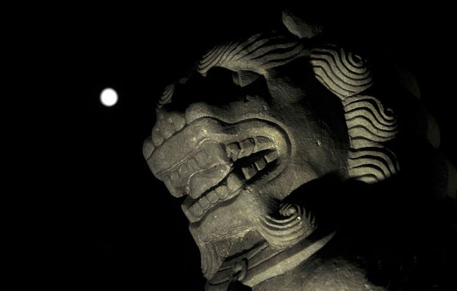 北京丰台卢沟桥栏杆上的石狮子与月亮相映成景