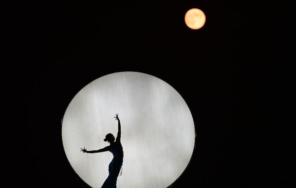 山东一名演员扮演的嫦娥迎着月亮翩翩起舞