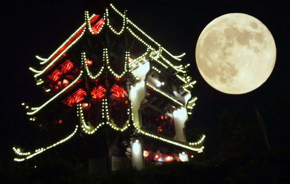 湖北宜昌市拍摄的中秋圆月