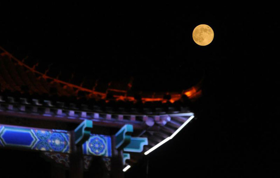 一轮圆月悬挂在南京明城墙玄武门上空