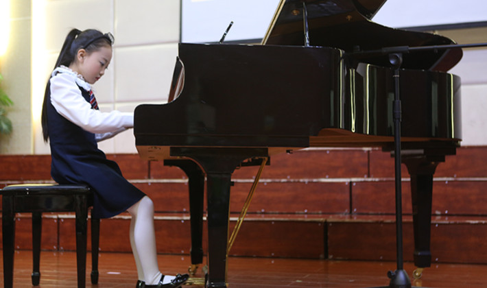 昆丽河小学月亮同学个人钢琴表演秀