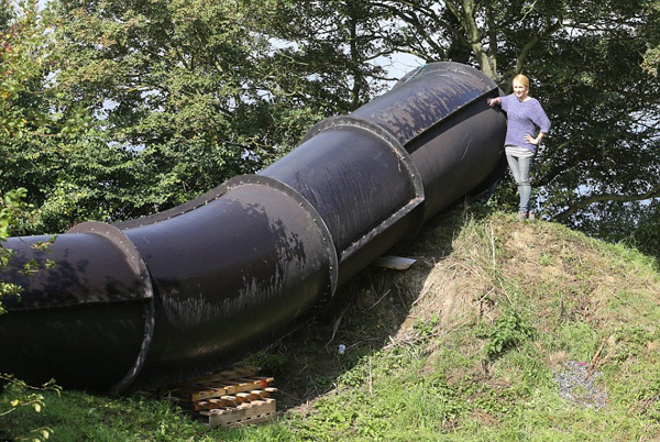 英国家庭后院建造40米超级滑水道