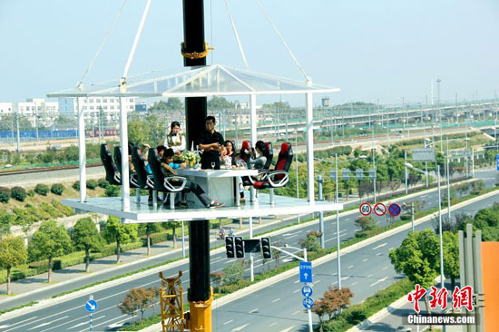 南京一开发商推出空中悬浮餐厅吸引顾客