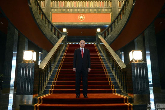　　当地时间10月27日，土耳其安卡拉，土耳其总统雷杰普·塔伊普·埃尔多安（Recep Tayyip Erdogan） 站在新总统府内。