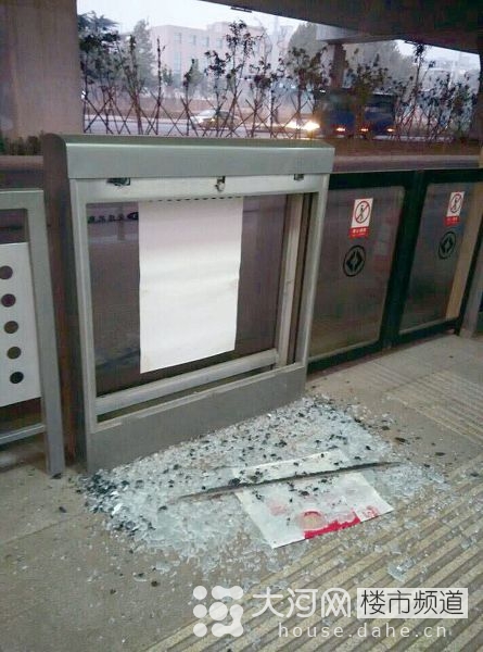郑州西三环BRT站台连遭7次枪击 玻璃碎一地(图)