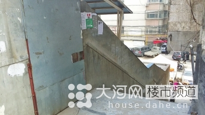 郑州一小区现违章建筑 占小区通道已5年多无人管