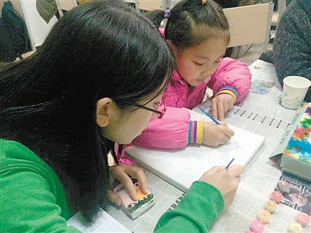 志愿者正在指导社区小朋友绘画