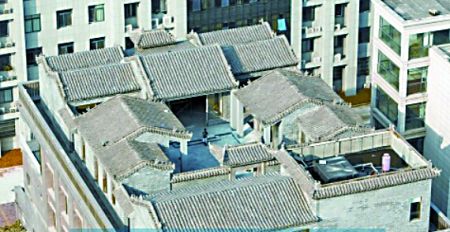 郑州最牛违章建筑楼顶建四合院 红木吊顶