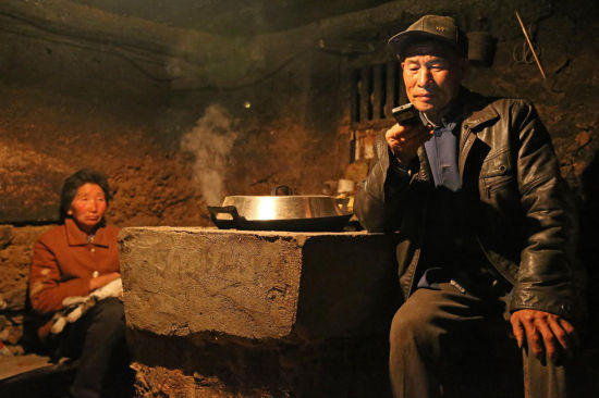 2014年11月1日，在洛阳市栾川县，大山深处的庙子乡庄子村，有这样一户人家，周围没有其他人家，一条幽深的山洞，一部手机，是他们连接外界的渠道。夫妻两人在这里养蜂、喂鸡、种庄稼、种菜、采药、看护竹林，过着世外桃源般的生活。 