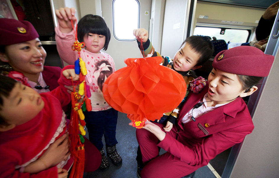 高姐在高铁车厢内与孩童们玩耍