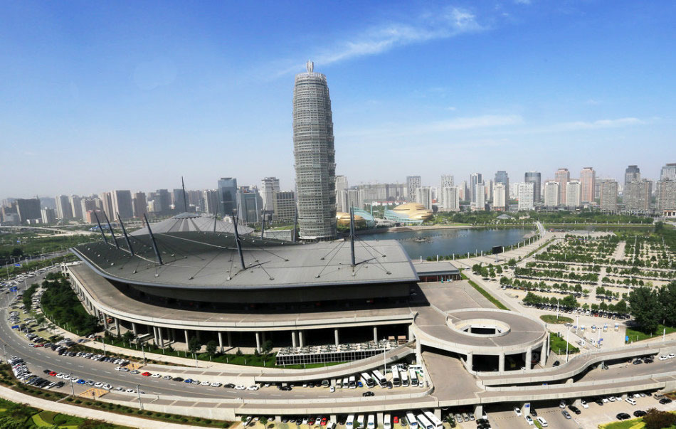 蓝天白云下郑州中原第一高楼巍然耸立