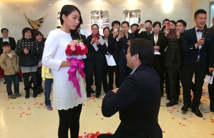 小伙单膝跪地，深情款款地向女孩儿告白。