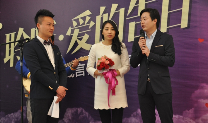 两位准新人受邀上台讲话