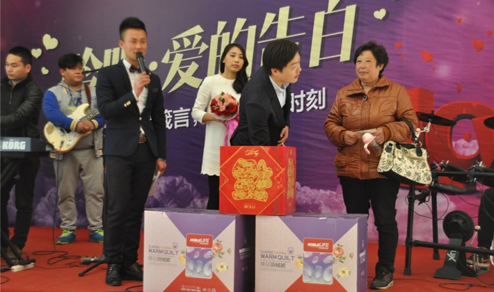 小伙为客户抽取幸运大奖