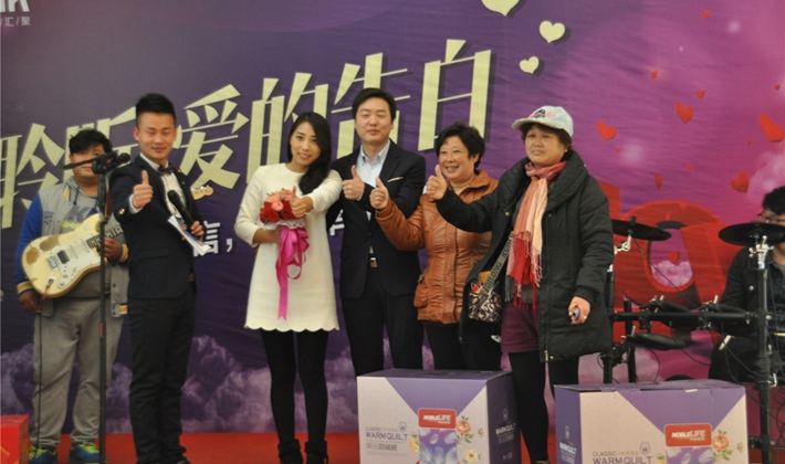 两位准新人与获奖客户共同为升龙城加油助力